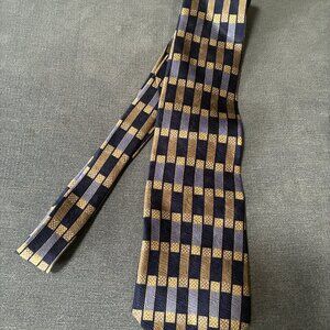 The Metropolitan Museum of Art Geometric Wavy Texture Gold & Blue Silk Tie 58"